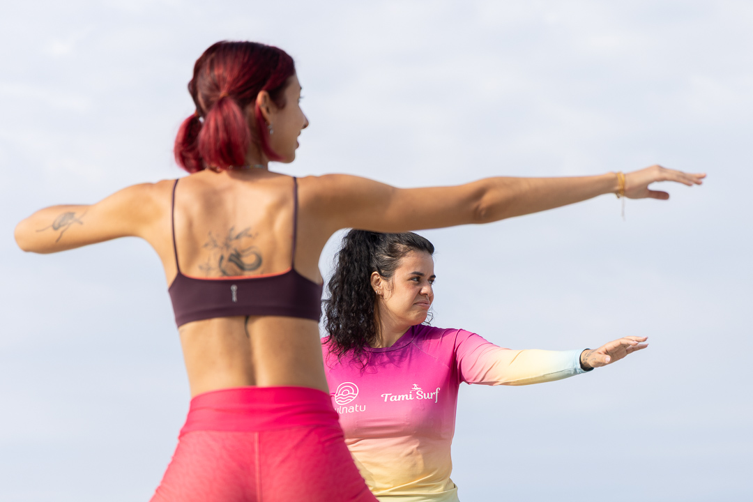 Mulheres se preparando juntas para entrar no mar