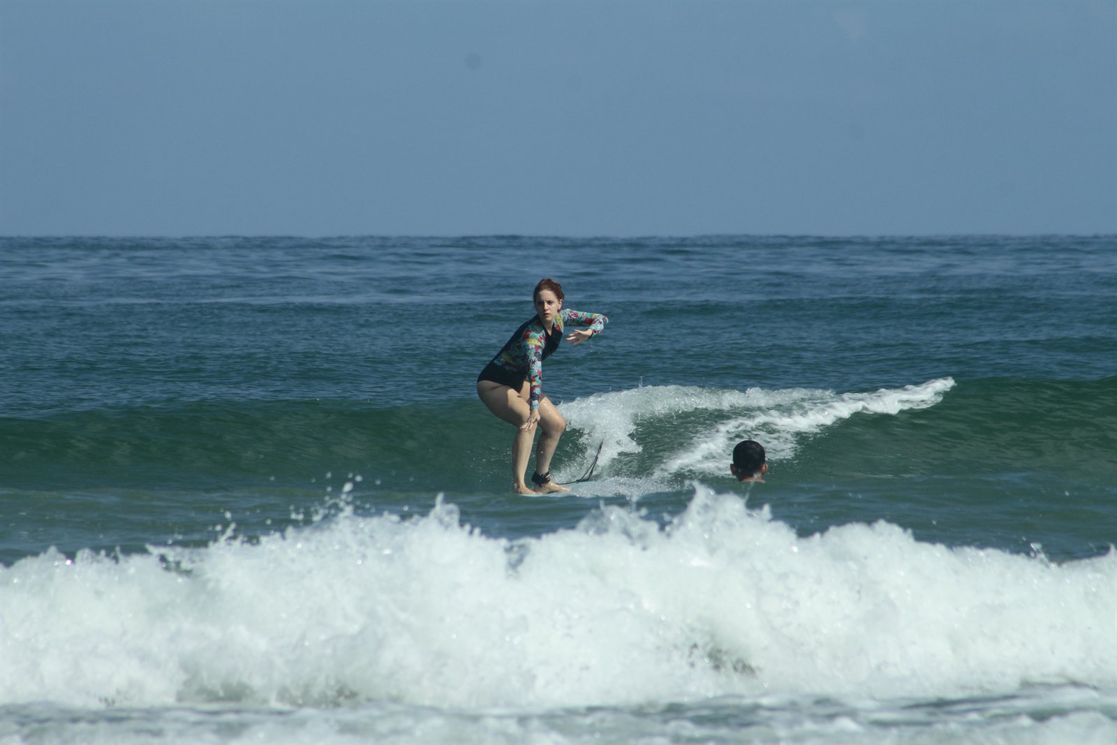 Participante surfando durante um retiro We Surf Girls