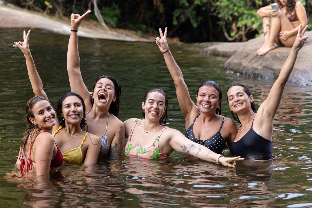 Amigas se divertindo juntas em uma cachoeira
